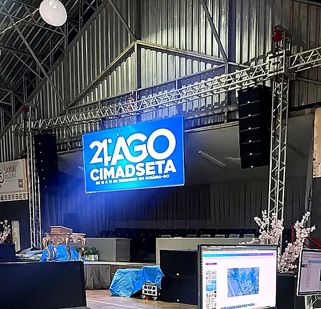 Painel de LED em show ao vivo — LocaLed Goiânia